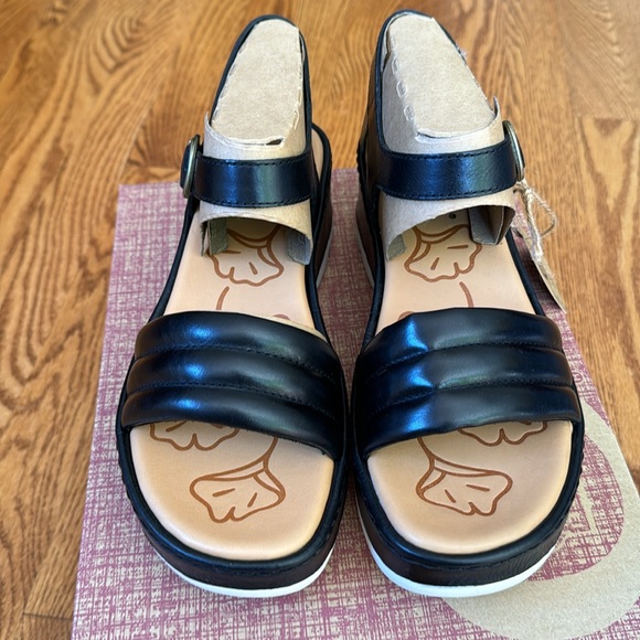 Born Faro Platform Sandals in Black - Picture 2 of 3